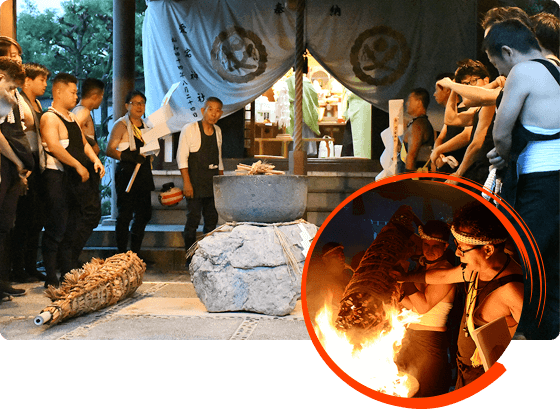 愛宕神社でご神火をもらう様子