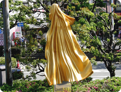 衣被ぎの松 モニュメント（池田駅）